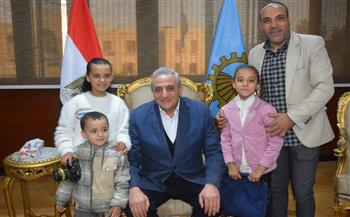   لفتة إنسانية .. محافظ الغربية يُلبي طلب الطفلة ميرنا بالتقاط الصور في مكتبة