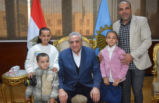 لفتة إنسانية .. محافظ الغربية يُلبي طلب الطفلة ميرنا بالتقاط الصور في مكتبة