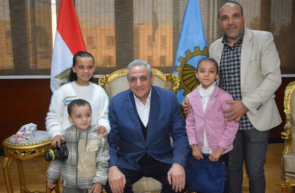 لفتة إنسانية .. محافظ الغربية يُلبي طلب الطفلة ميرنا بالتقاط الصور في مكتبة