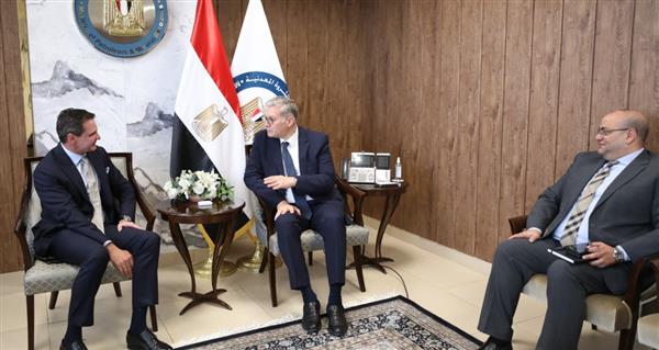 مباحثات مشتركه بين وزير البترول والرئيس التنفيذي لشركة هالبيرتون للقسم الشرقي