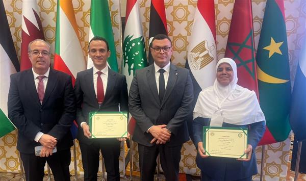 وزير الإسكان يتسلم جائزة فوز مصر عن مشروع "روضة السيدة" كأفضل المشروعات السكنية المُنَفذَة