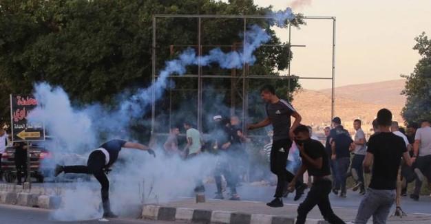 إصابة عشرات الفلسطينيين بالاختناق خلال اقتحام إسرائيلي شرق نابلس