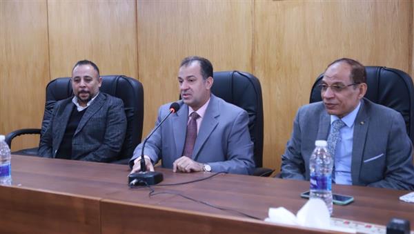 عكاوي يناقش المشروعات التطويرية بالمستشفيات الجامعية بقنا