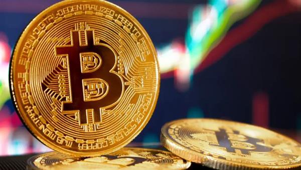 "بيتكوين" تتراجع بعد بلوغ قمة قياسية مع ترقب الأسواق قرارات الفيدرالي