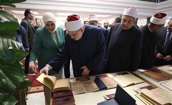   الضويني يفتتح معرضا للفنون التشكيلية و الخط العربي