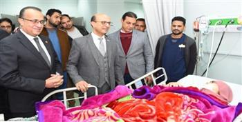   رئيس جامعة أسيوط يطمئن علي الحالة الصحية لطالبة سقطت من الطابق الرابع بالمدينة الجامعية