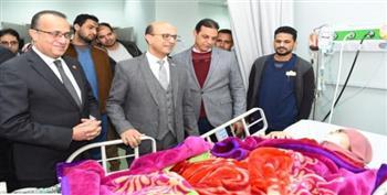 رئيس جامعة أسيوط يطمئن علي الحالة الصحية لطالبة سقطت من الطابق الرابع بالمدينة الجامعية