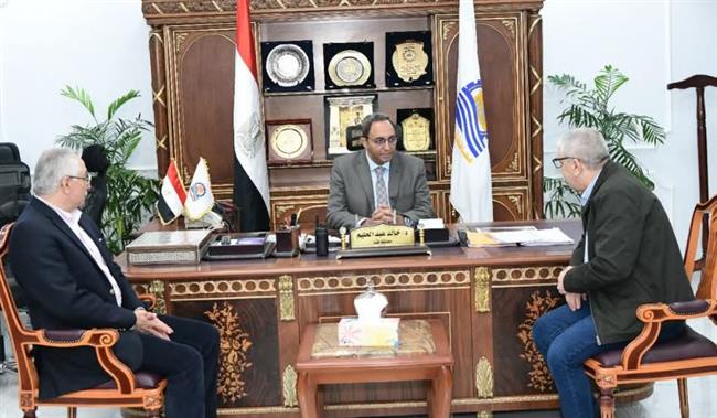 عبد الحليم يبحث إقامة معارض لبيع السلع بأسعار مخفضة ضمن مبادرة سوق اليوم الواحد بقنا