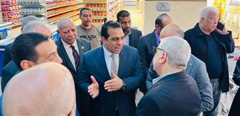   بالصور |"عمر" يفتتح سوق اليوم الواحد  لتوفير السلع الأساسية بأسعار مخفضة بقنا