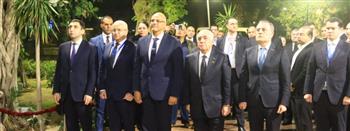   محافظ القليوبية ورئيس وزراء أذربيجان يضعان إكليل من الزهور على تمثال حيدر علييف