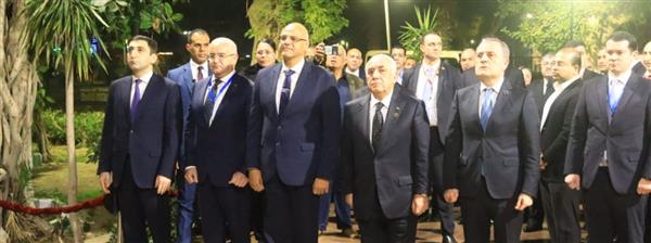 محافظ القليوبية ورئيس وزراء أذربيجان يضعان إكليل من الزهور على تمثال حيدر علييف