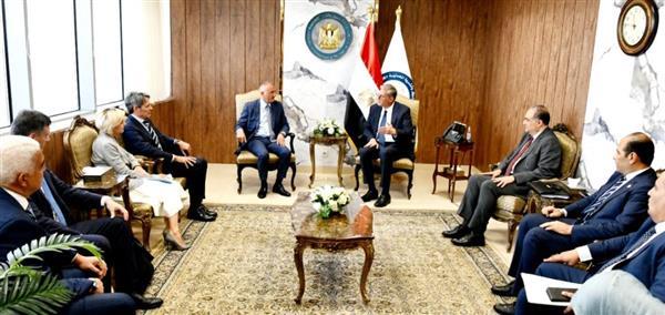 وزير البترول المصري ومسؤولة إيني يستعرضان خططاً لزيادة إنتاج النفط والغاز