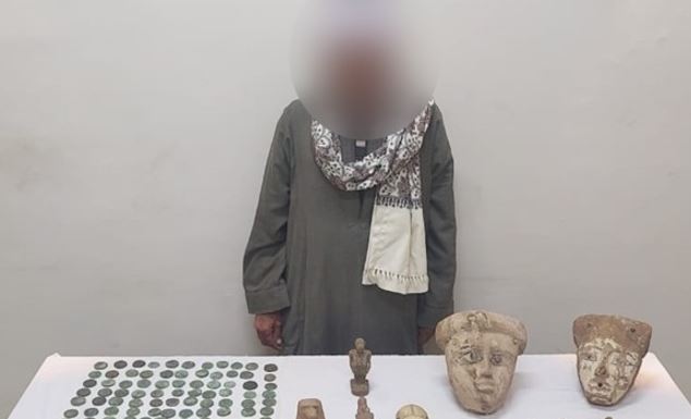 ضبط أحد الأشخاص بأسيوط وبحوزته 409 قطع أثرية بقصد الاتجار