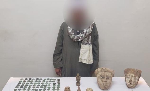 ضبط أحد الأشخاص بأسيوط وبحوزته 409 قطع أثرية بقصد الاتجار