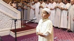 ما حكم إمامة الصبي المُمَيّز في الصلاة؟