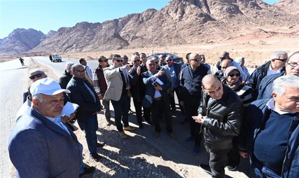 وزير الإسكان للعاملين بمشروع تطوير موقع التجلي الأعظم: "عاوز الموقع خلية نحل" على مدار الساعة