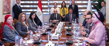 محافظ المنيا يشهد توقيع عقد إدارة وتشغيل مصنع تدوير المخلفات بتونا الجبل