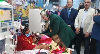    نائب رئيس جامعة بنها توزع الهدايا والورود على أطفال الغسيل الكلوي وأمراض الدم 