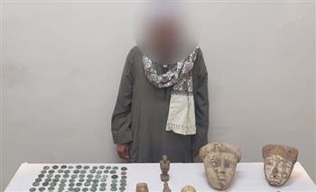   ضبط أحد الأشخاص بأسيوط وبحوزته 409 قطع أثرية بقصد الاتجار