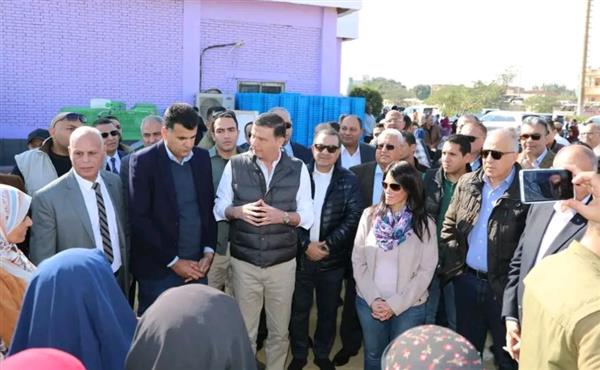 المنيا .. وزير الزراعة يسلم المنح للمستفيدين بالمحافظة بحضور وزيرا التخطيط والري