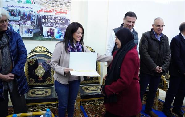 المنيا .. وزيرة التخطيط تشهد تسليم منح المشروعات متناهية الصغر للمرأة الريفية