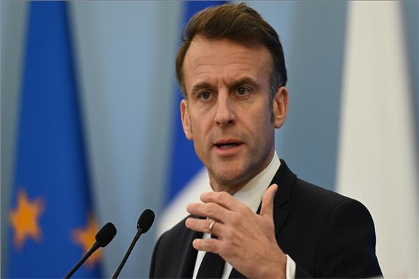 ماكرون يدعو الى إلقاء السلاح ووقف إطلاق النار في السودان