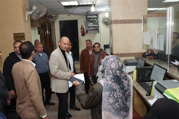 سكرتير عام مساعد بني سويف يتفقد سير العمل بمنظومة التصالح بالمركز التكنولوجي خلال زيارته لمركز ناصر