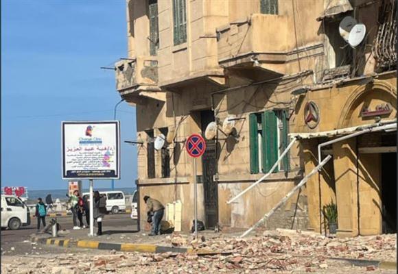 انهيار شرفتي عقار بكورنيش الإسكندرية دون اصابات