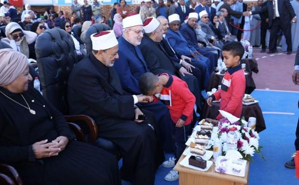 شيخ الأزهر يفتتح معهد محمد عطيتو بالأقصر .. ويشارك التلاميذ فرحتهم