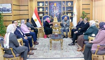   رئيس جامعة المنصورة يستقبل فريق الهيئة القومية لضمان جودة التعليم والاعتماد