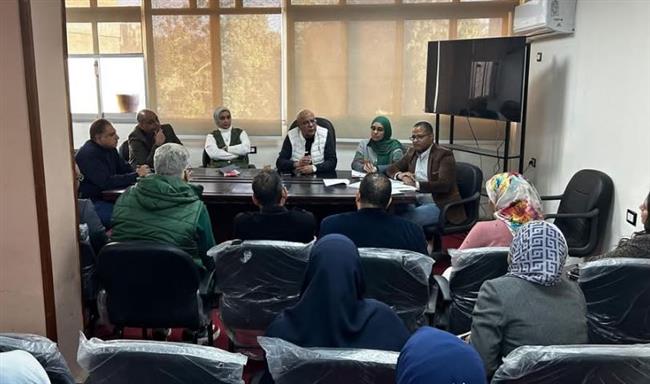 " يوسف " يجتمع بفريق مكافحة العدوى بمستشفيات الحميات و قنا العام