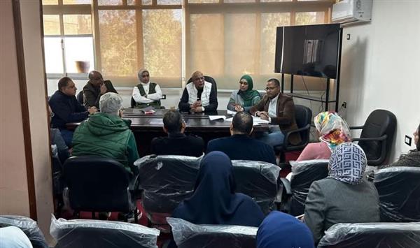 " يوسف " يجتمع بفريق مكافحة العدوى بمستشفيات الحميات و قنا العام