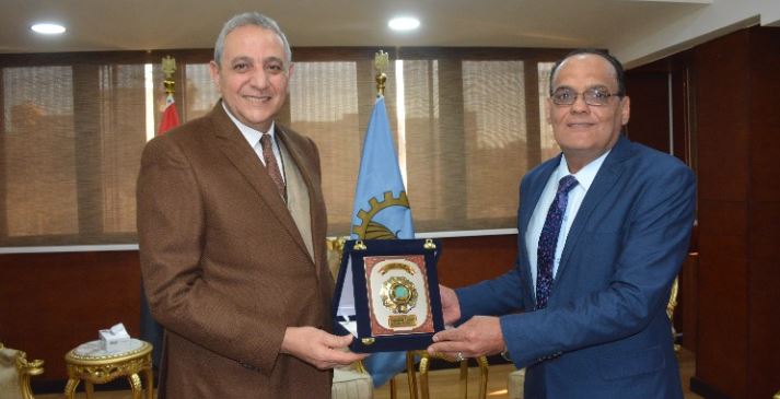محافظ الغربية يكرّم مدير "التنظيم والإدارة" السابق تقديرًا لعطائه