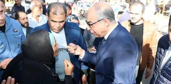 محافظ المنيا يتفقد سوق اليوم الواحد بمنطقة أبو هلال
