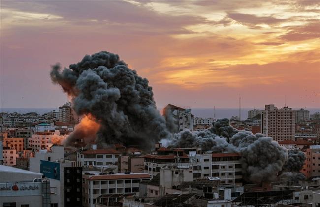 استشهاد 8 فلسطينيين في قصف الاحتلال مركبة ومنزلا بدير البلح وغزة