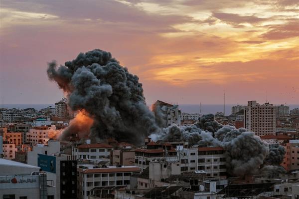 استشهاد 8 فلسطينيين في قصف الاحتلال مركبة ومنزلا بدير البلح وغزة