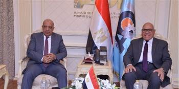   رئيس "العربية للتصنيع" ووزير الكهرباء يشهدان توقيع عقد إنشاء مشروع للألواح الشمسية