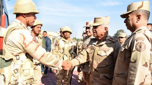 وزير الدفاع يتفقد أحد تشكيلات قوات الدفاع الجوي ويلتقى عددا من المقاتلين