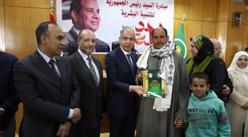   محافظ المنيا يسلم 140 عقدًا لتقنين أراضي أملاك الدولة 