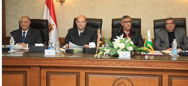 محافظ الجيزة يترأس الإجتماع الأسبوعى لمتابعة نسب تنفيذ الخطة الإستثمارية