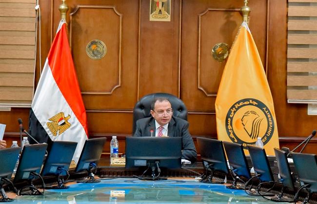 مجلس جامعة بني سويف يستهل جلسته بالتهنئة بالعام الجديد وعيد الميلاد المجيد