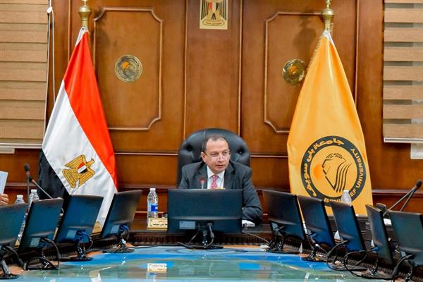 مجلس جامعة بني سويف يستهل جلسته بالتهنئة بالعام الجديد وعيد الميلاد المجيد