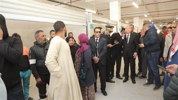 محافظ القاهرة يسلم محلات للباعة الجائلين بـ سوق العاشر الجديد