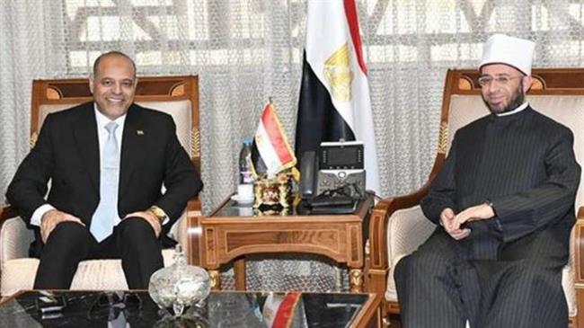 وزير الأوقاف يبحث مع وزير العمل تعزيز التعاون المشترك