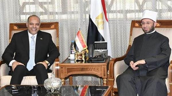 وزير الأوقاف يبحث مع وزير العمل تعزيز التعاون المشترك
