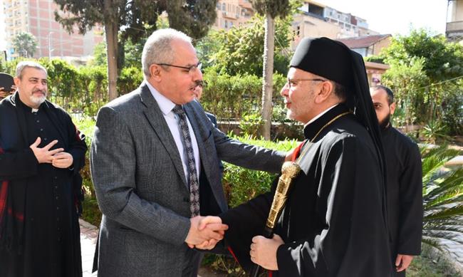 رئيس جامعة قناة السويس يهنئ الأقباط الكاثوليك بعيد الميلاد المجيد