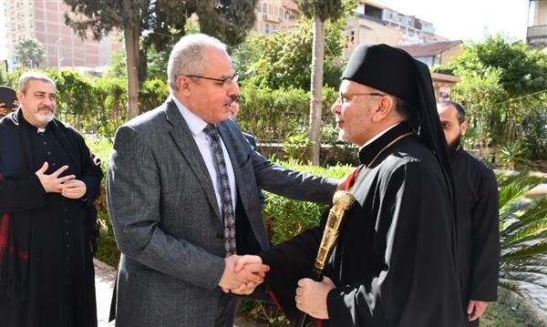 رئيس جامعة قناة السويس يهنئ الأقباط الكاثوليك بعيد الميلاد المجيد