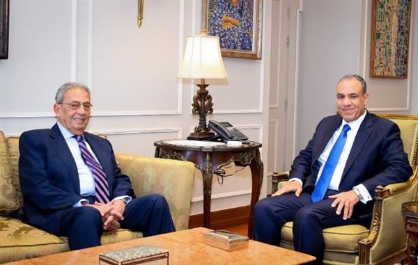 وزير الخارجية يبحث مع عمرو موسى عددًا من التطورات الإقليمية والدولية