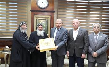   وكيل دير الأنبا صموئيل يهدي محافظ المنيا مصحفاً