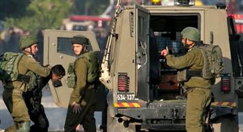 الاحتلال الإسرائيلي يعتقل 15 فلسطينيا من الضفة الغربية بينهم صحفي